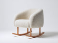 Mecedora tapizada de tejido rizado 76 x 82 x 84 cm - blanco roto y madera natural - diseño envolvente con base curva para salón y dormitorio